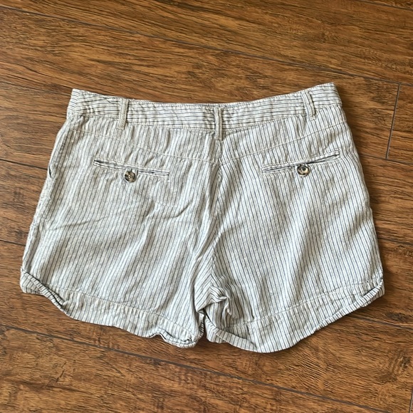 MNG Women’s casual shorts size 8 wrinkled due to storage in good condition 😊 - Picture 3 of 5